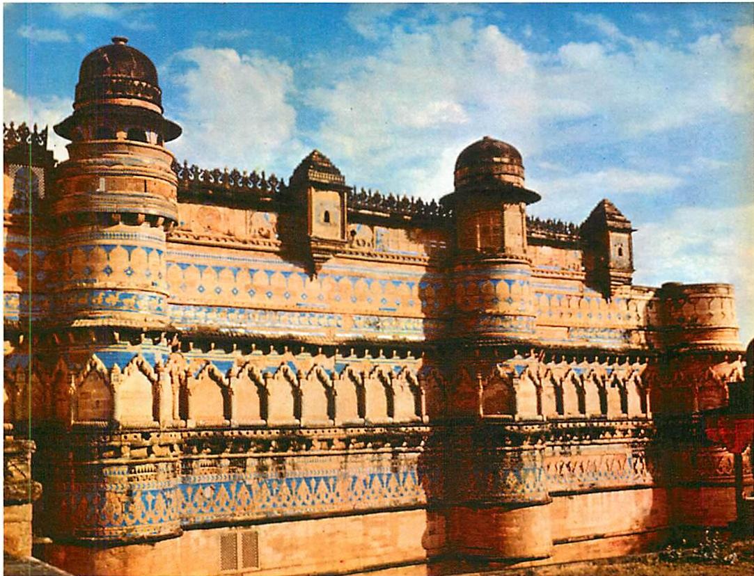 The castle of Gwalior: the whole building front is made of boundaries, and boundaries of boundaries.