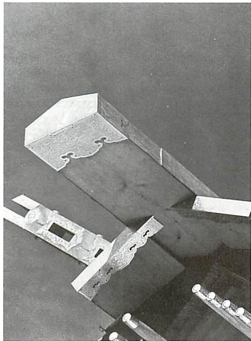 Boundaries at the ends of the boards on the Ise shrine: a stick-like element that is, in principle, one-dimensional is bounded by a cap, to make it beautiful and to protect the end-grain.