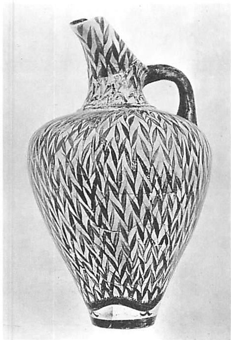 Beautiful alternating repetition on the surface of a pitcher