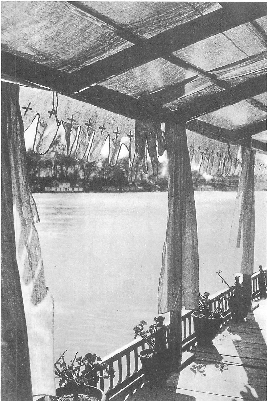 Wonderful inner calm: the veranda of a houseboat in Kashmir