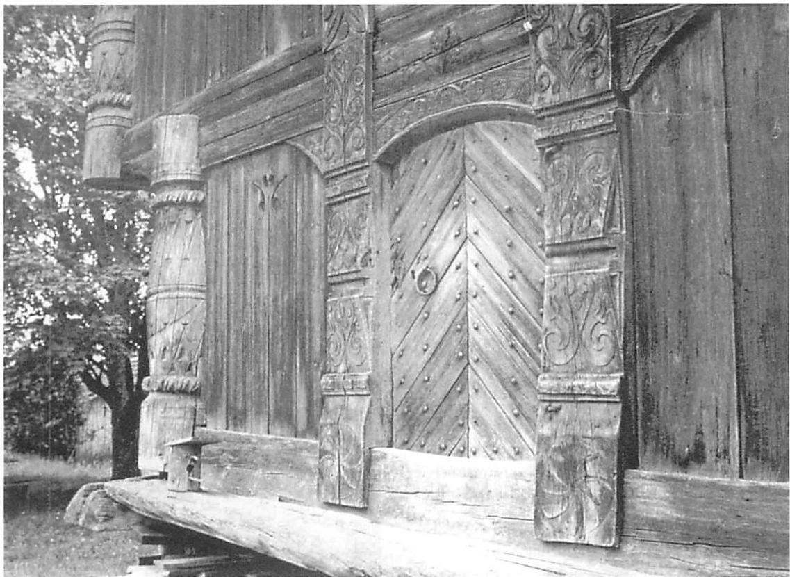 Traditional Norwegian doorway: subtlety and refinement of the log work