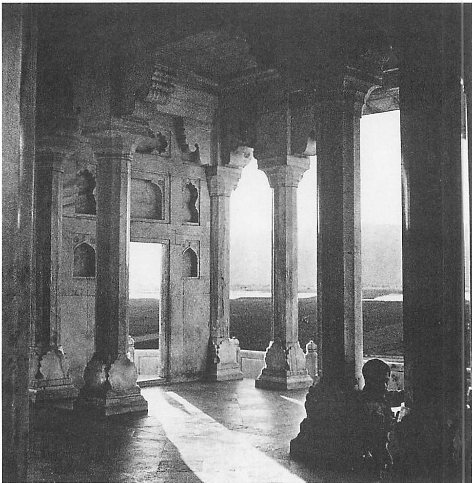 The love of the distant mountains makes it possible to build this porch, with its tall columns, as an extension of the mountain land