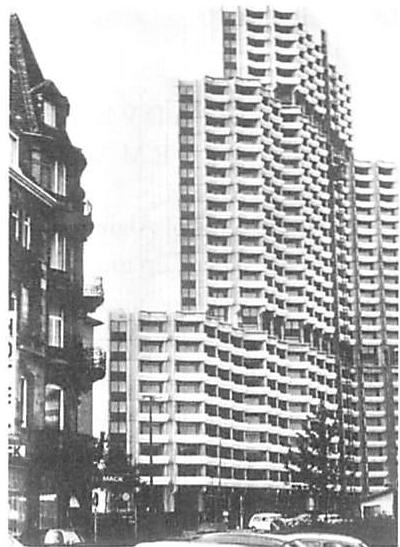 The highly repetitive structural scheme makes no adaptation to the location of the structural bays, or to relative closeness to the ground. A structure-preserving process would reflect the structure at each place in the building, as a function of the position and condition of that particular place, thus creating an organic structure.