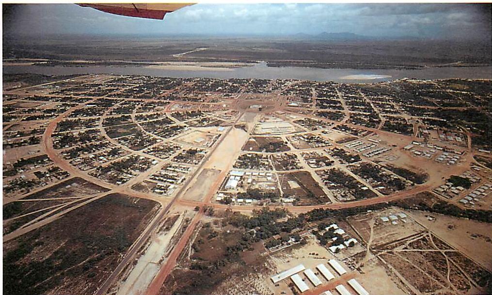 Another Brazilian settlement, on the banks of the Rio Branco. Here the same circular forms (now half circles) are not structure-preserving. They are a formalist intrusion into the landscape, without a natural relation to the river or to the town community.