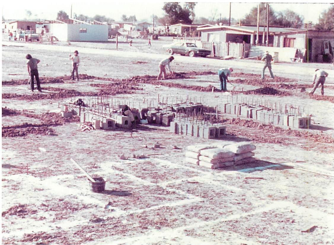 Forming centers in the early stages of a house-building process in Mexico. From the very start, the emphasis is on step-by-step adaptation: design and construction are integrated. Christopher Alexander, Julio Martinez, Howard Davis, and others, Mexicali, 1976.