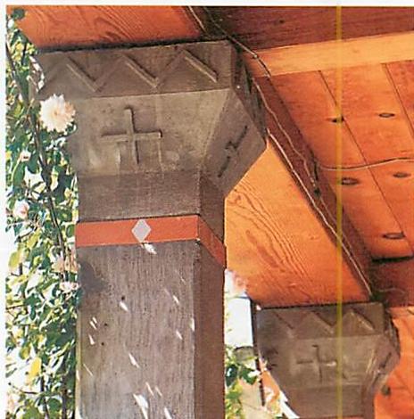 Details on the capital of an arcade column