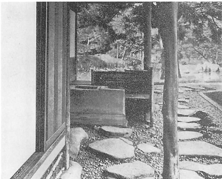 Asymmetry of a natural branch introduced into the veranda of a Japanese house