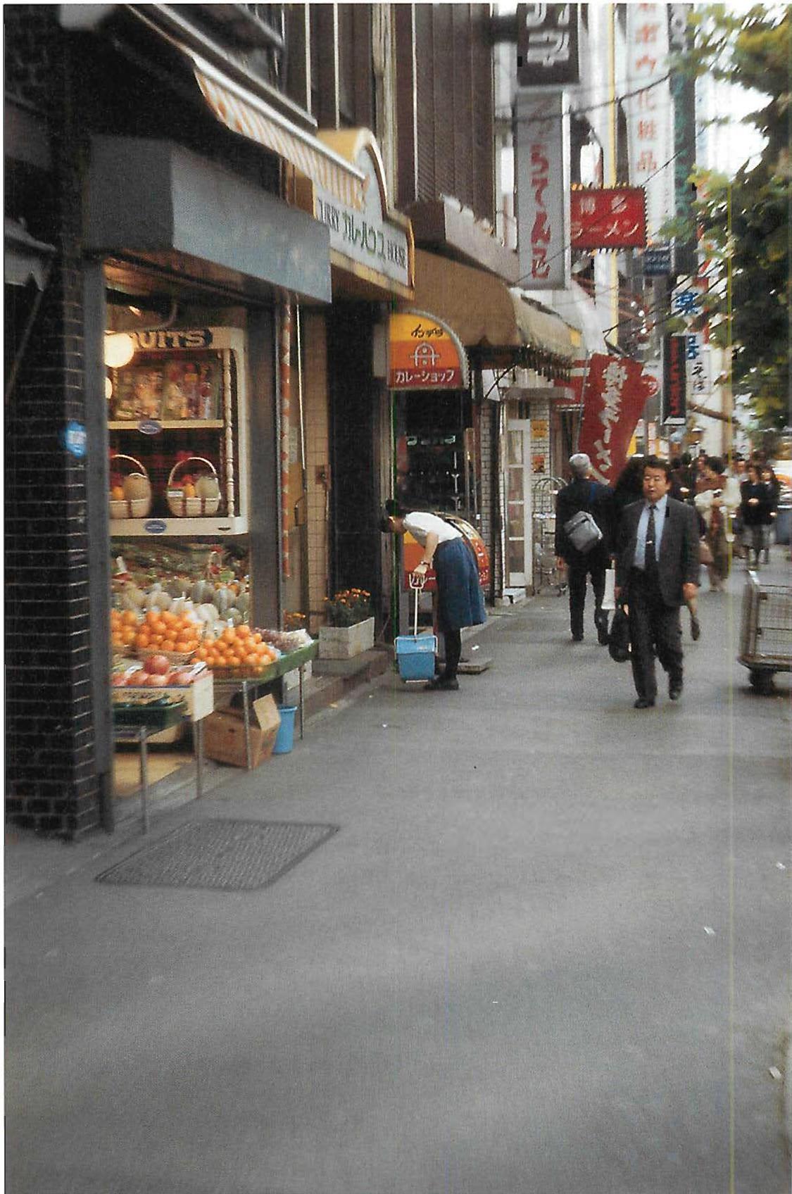 Formation of a hull of public space, on the sidewalk of a Tokyo street
