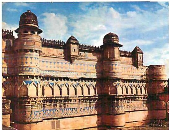 The castle of Gwalior, India, also shows the principle.