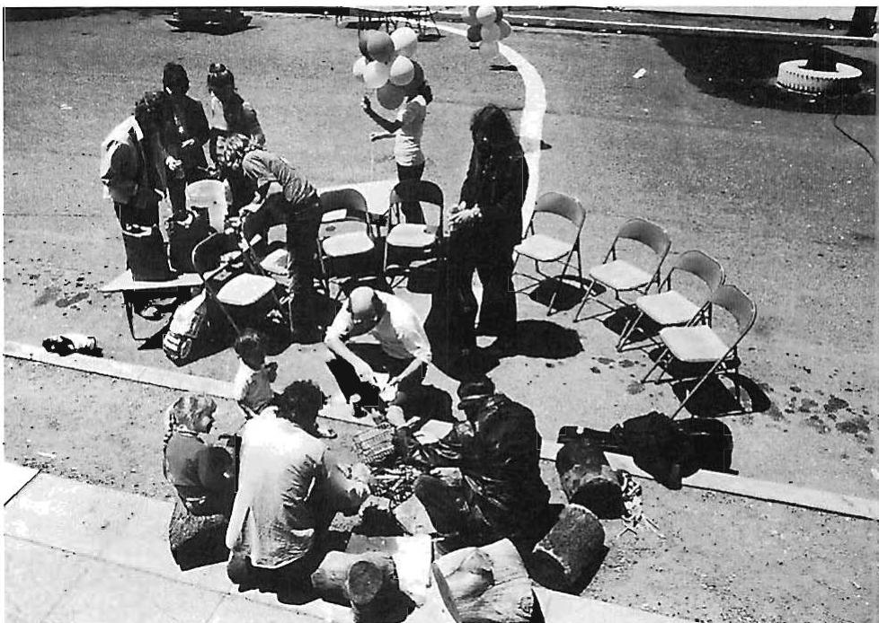A group of people discussing the rebuilding of a street in Berkeley in 1973, the discussion guided by the use of pattern language, and by the choice of an unfolding based on a collective vision of the street