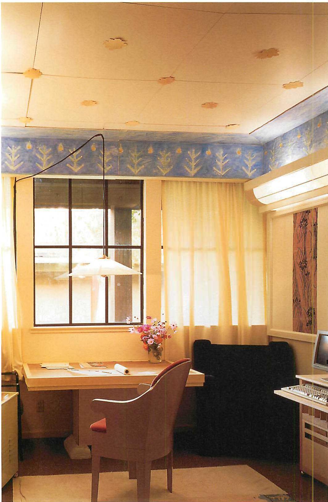 Interior office for one person, from the variable office furniture system developed for Herman Miller. Christopher Alexander, Artemis Aminou, and Gary Black. 1988.