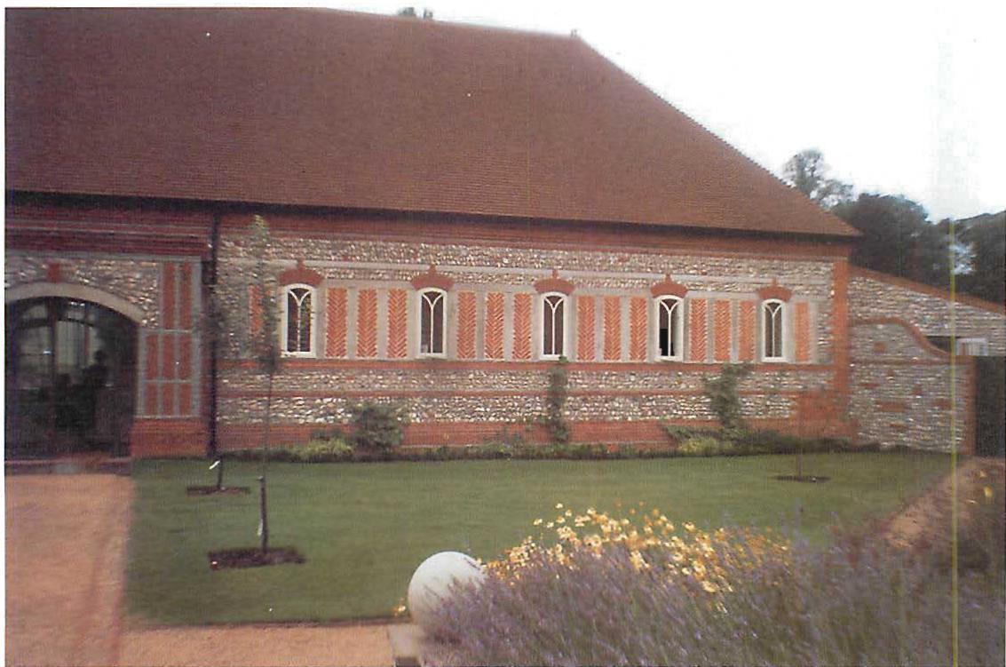 The corner on the right is differentiated by the presence of the window.