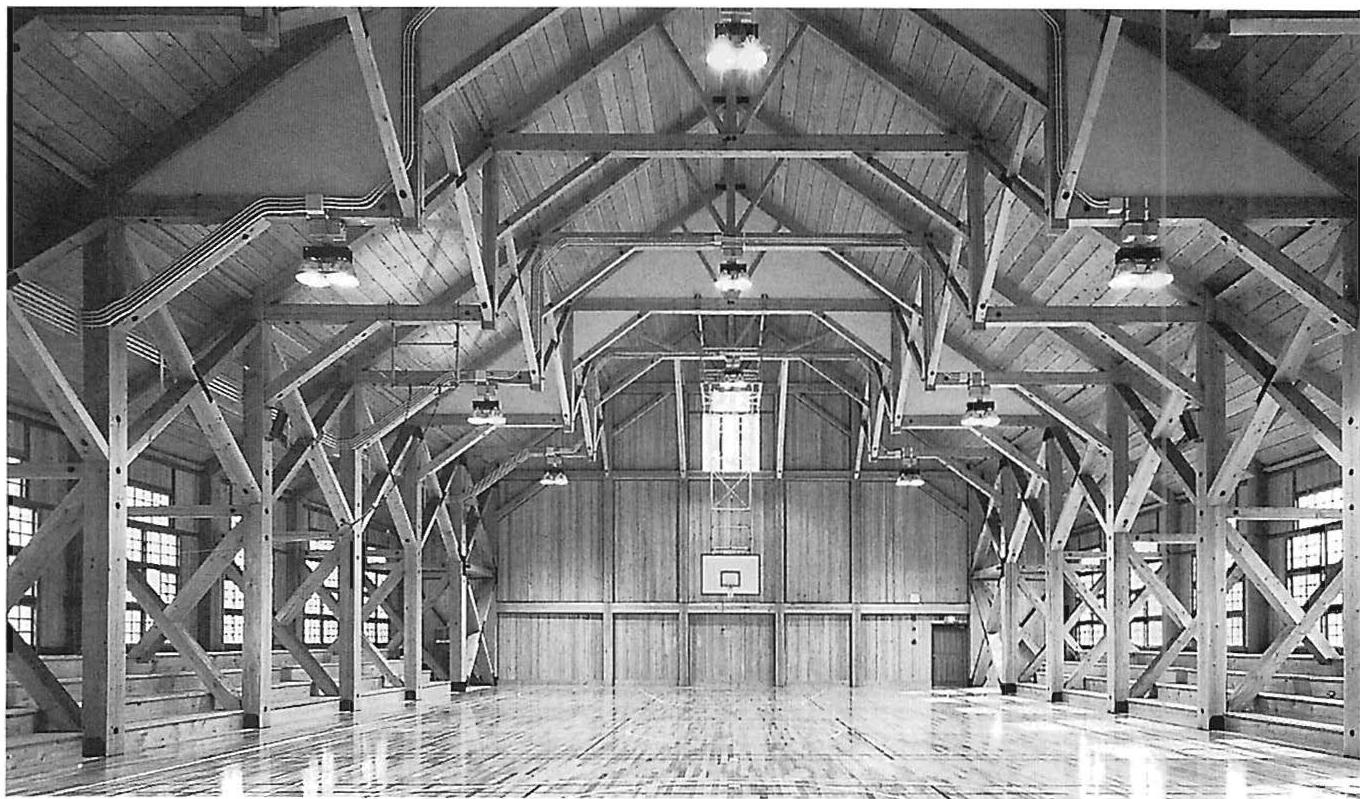 The largest wooden building built in Japan during the second half of the 20th century. The gymnasium of the Eishin school, heavy timber trusses.