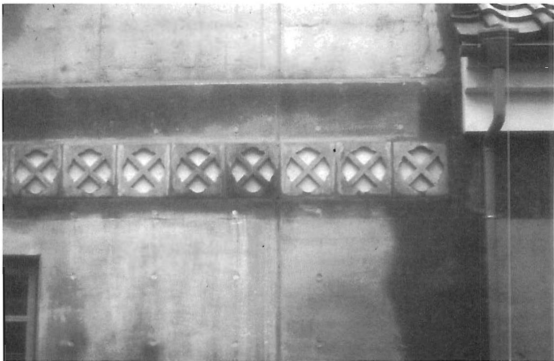 Cast-concrete ornaments in the wall frieze of a classroom at Eishin. Each building has a different ornament. Christopher Alexander and Hajo Neis, 1984.