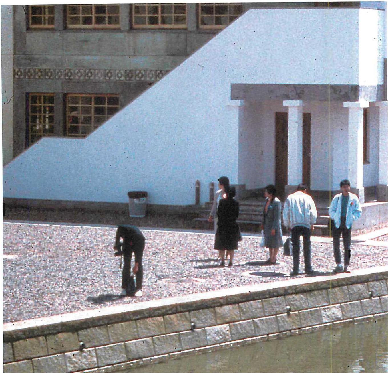 Elegant and simple: the beauty of the alternating repetition. Classrooms, students, arcades and water on the Eishin Campus.